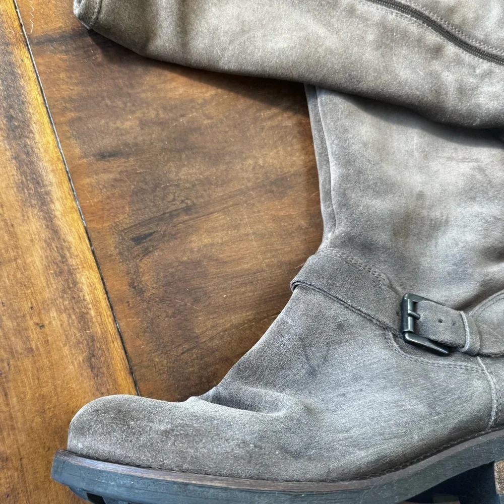 La Canadienne Stylish Tan Suede Knee-High Boots